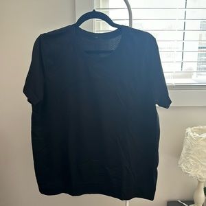 LULULEMON T-SHIRT